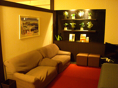 札幌大通LSの待合サロンの写真です。ソファに座ってゆっくりとお待ちいただけます。